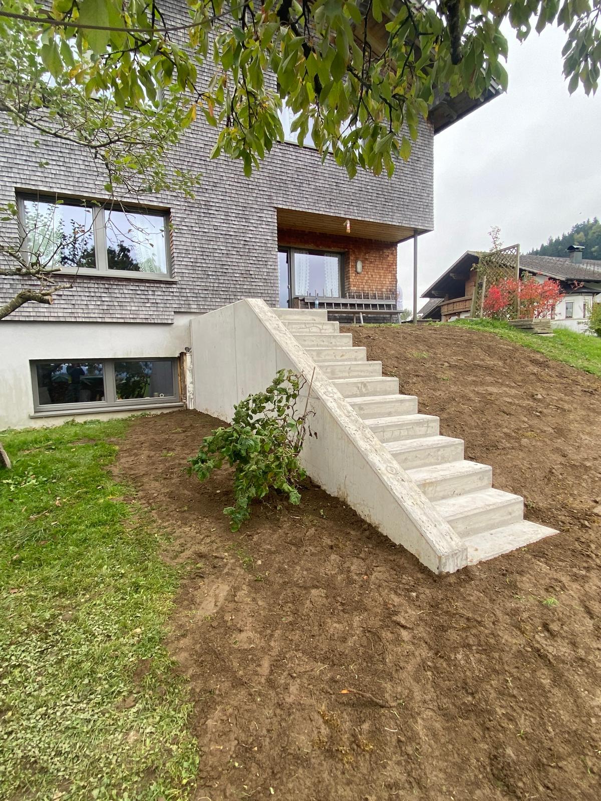 Gartenmauer und Stiege